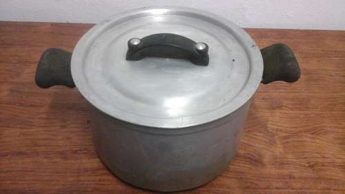AWESOME VINTAGE HART POT WITH LID. PROUDLY SOUTH AFRICAN. FANTASTIC PIECE!