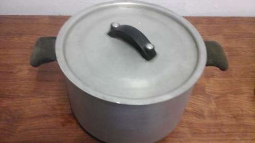 AWESOME VINTAGE HART POT WITH LID. PROUDLY SOUTH AFRICAN. FANTASTIC PIECE!