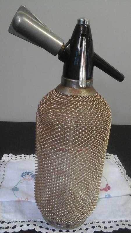 A STUNNING VINTAGE SODA SYPHON. PERFECT DECORATION FOR A BAR AS IT IS AN AWESOME LOOKING PIECE