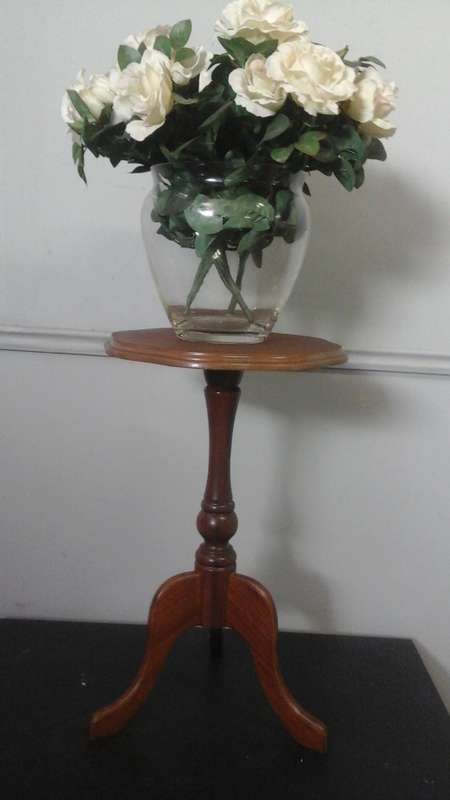 BEAUTIFUL VINTAGE WOODEN OCCASIONAL TABLE. FANTASTIC PIECE!