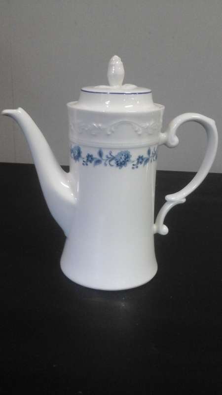 A MAGNIFICENT VINTAGE LA ROCHELLE FINE CHINA MADE IN THE RSA TEA POT. BLUE DANUBE PATTERN
