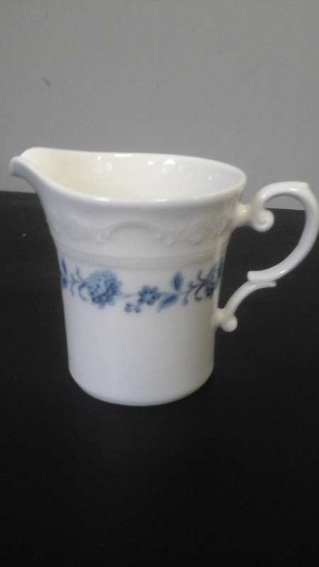 A MAGNIFICENT VINTAGE LA ROCHELLE FINE CHINA MADE IN THE RSA MILK JUG. BLUE DANUBE PATTERN