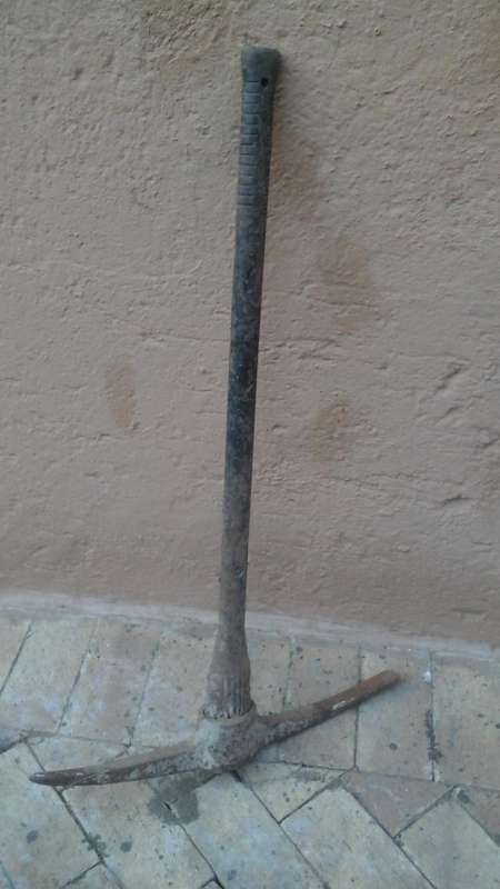 AWESOME AND USEFUL GARDEN PICK. VERY HANDY TOOL TO ASSIST IN MAINTAINING YOUR GARDEN!