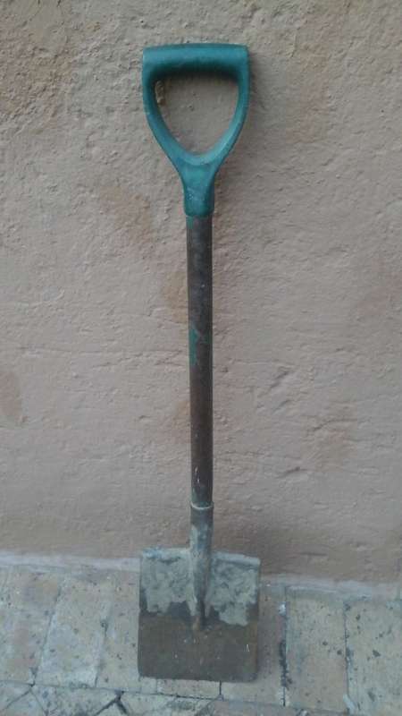 TERRIFIC AND USEFUL GARDEN SPADE/ SHOVEL. FANTASTIC AND HANDY PIECE!