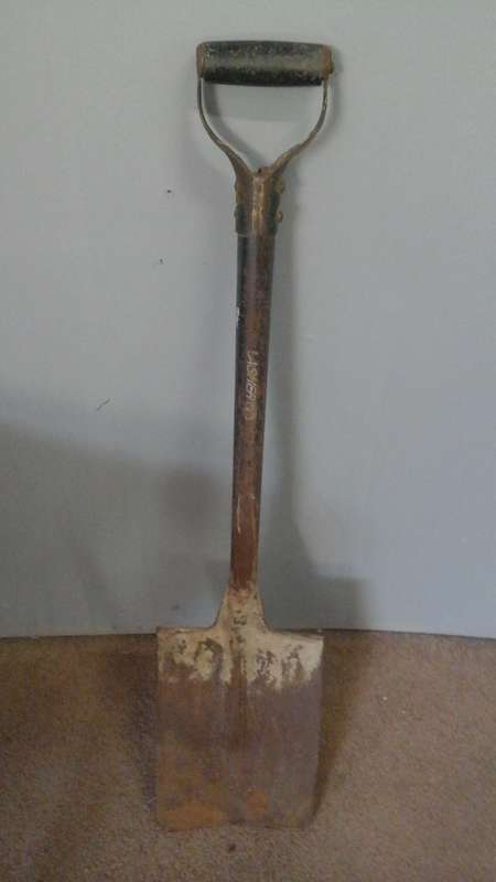 TERRIFIC AND USEFUL GARDEN SPADE/ SHOVEL. ABSOLUTELY FANTASTIC AND HANDY PIECE!