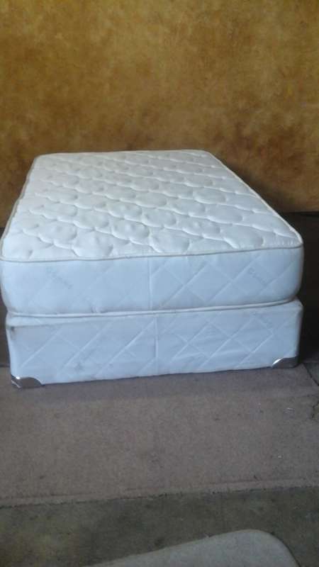 INCREDIBLE AND COMFY GOMMA GOMMA SINGLE BED. FANTASTIC AND COSY PIECE!
