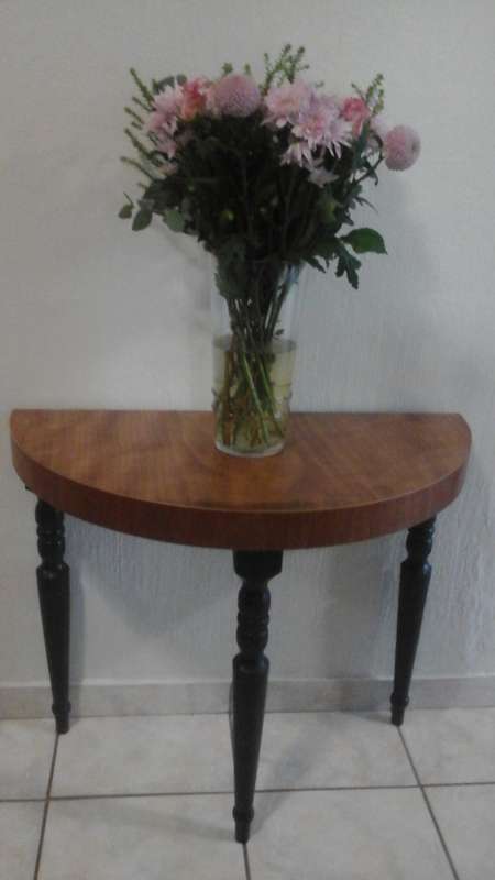 A MAJESTIC LOOKING VINTAGE STYLE HALF MOON TABLE. QUITE AN UNUSUAL DESIGN. LOVELY LOOKING PIECE