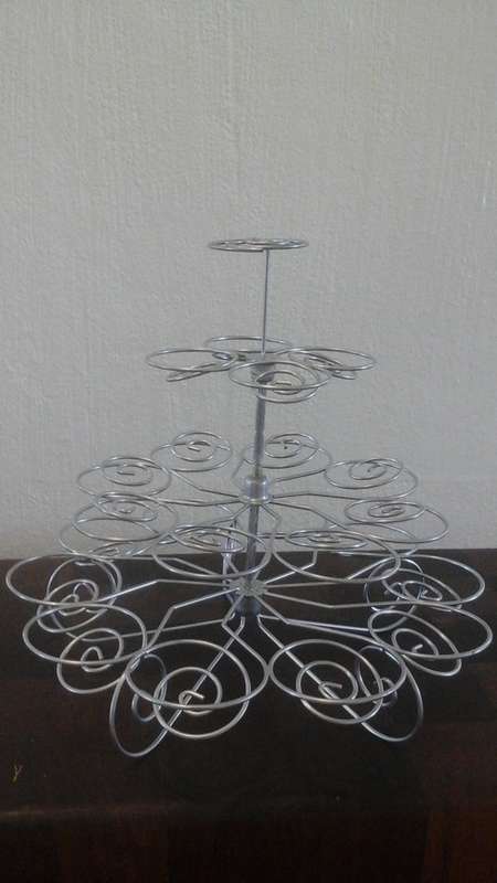 INCREDIBLE & BEAUTIFUL CUPCAKE STAND. STUNNING AND FUNCTIONAL PIECE!