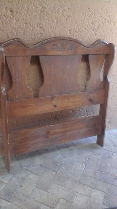 ABSOLUTELY GORGEOUS COTTAGE STYLE INTRICATELY CARVED HEAD BOARD.HAS A WHEAT DESIGN