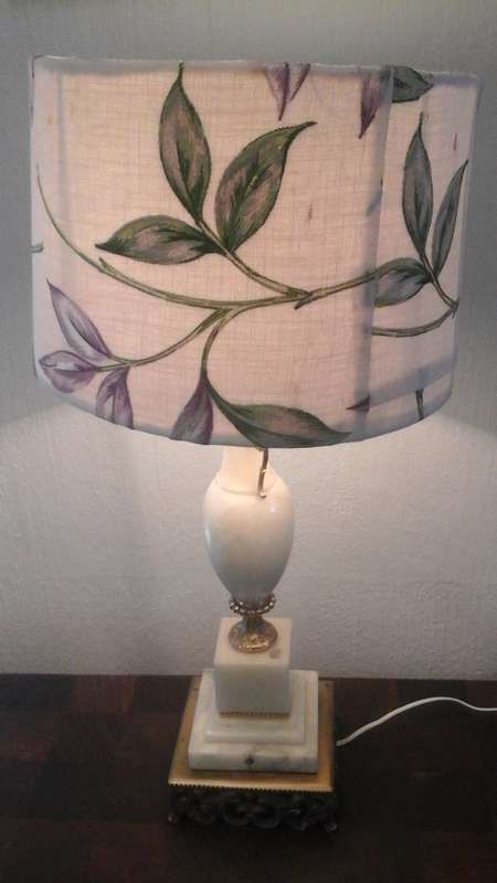 ABSOLUTELY EXQUISITE VINTAGE ALABASTER & BRASS LAMP WITH SHADE. STUNNING CLASSY PIECE!
