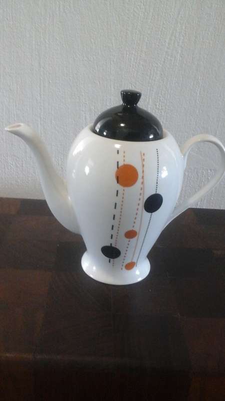 EXQUISITE BOTLE BUHLE TEA POT. GORGEOUS PIECE!