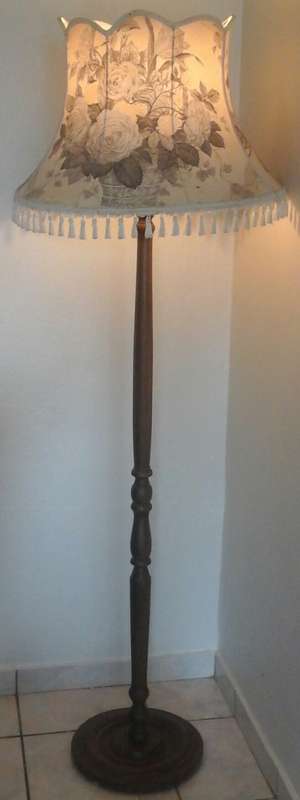 ABSOLUTELY AMAZING VINTAGE WOODEN STANDARD LAMP. BEAUTIFUL PIECE!