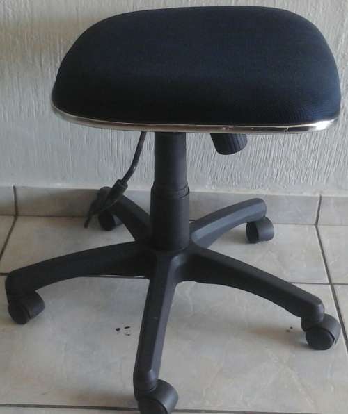 ABSOLUTELY FANTASTIC OFFICE CHAIR. AWESOME & PRACTICAL PIECE!