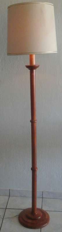 ABSOLUTELY AMAZING VINTAGE WOODEN STANDARD LAMP. BEAUTIFUL PIECE!