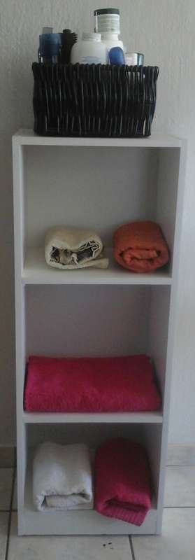 TERRIFIC AND FUNCTIONAL WOODEN SHELF. GREAT FOR BATHROOM ACCESSORIES!