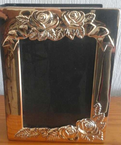 INCREDIBLE PHOTO FRAME AND ALBUM. CAN TAKE ROUGHLY 83 PHOTOGRAPHS. FANTASTIC PIECE!