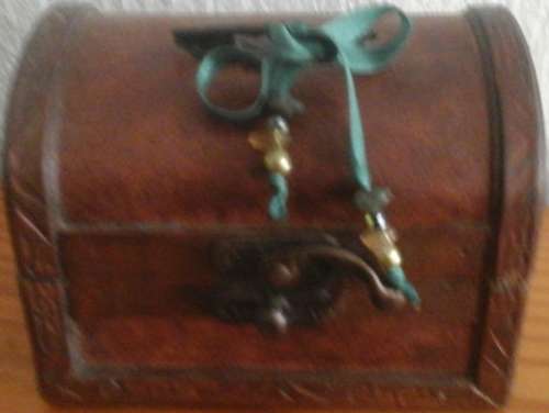 LOVELY MINIATURE WOODEN VANITY/ MAKE UP BOX. SIMPLY MAGNIFICENT PIECE!