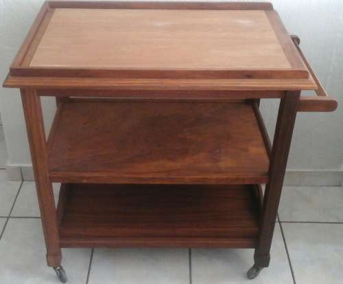 ABSOLUTELY EXQUISITE VINTAGE WOODEN TEA TROLLEY. STUNNING AND FUNCTIONAL PIECE!