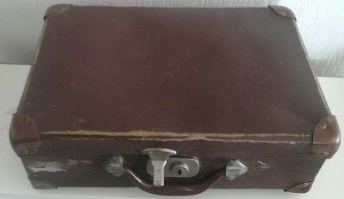 AWESOME VINTAGE COLLECTIBLE SUITCASE. OLD SCHOOL SCHOOL BAG. FANTASTIC PIECE!