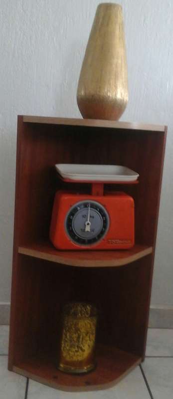 TERRIFIC WOODEN CORNER SHELF.  PERFECT FOR SMALL SPACES.  REALLY FANTASTIC PIECE!