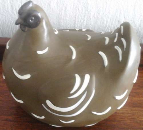 ABSOLUTELY GORGEOUS CERAMIC CHICKEN. CUTE DECORATIVE PIECE!
