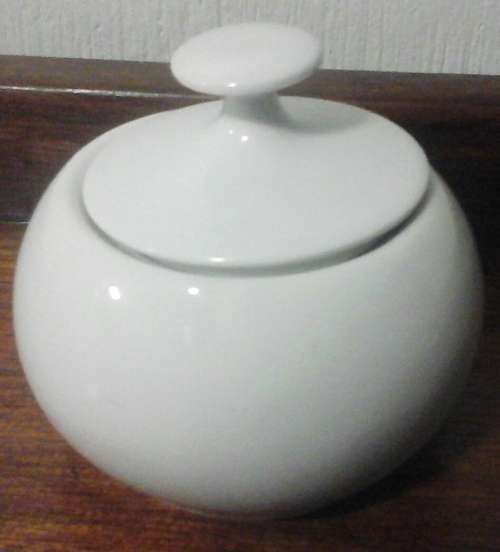 GORGEOUS WHITE BASICS MILK SUGAR BOWL. A PRODUCT OF MAXWELL & WILLIAMS DESIGNER HOME WARE. STUNNING!
