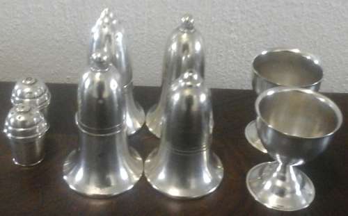 A COLLECTIBLE ASSORTMENT OF PLATED SALT AND PEPPER CELLARS AND TWO EGG CUPS