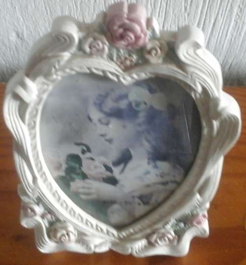 A LOVELY NOVELTY ROMANTIC HEART SHAPED FRAME ADORNED WITH FLOWERS PERFECT FOR THAT SPECIAL PHOTO