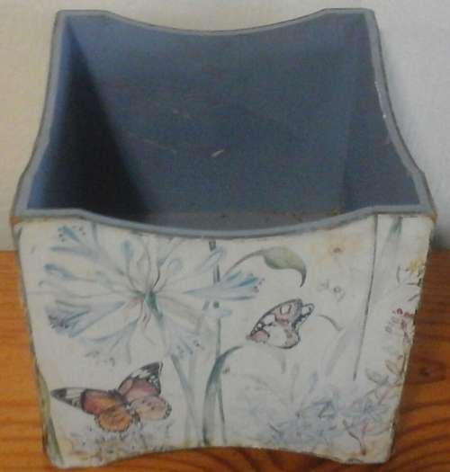 GORGEOUS WOODEN MINIATURE DUSTBIN/ STORAGE BOX. STUNNING AND FUNCTIONAL PIECE!
