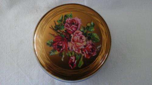PRETTY, VINTAGE GWENDA MADE IN ENGLAND POWDER BOWL WITH FLORAL PATTERNED LID OF BRASS. NEVER USED