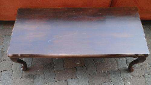 SOLID STURDY IMBUIA COFFEE TABLE WITH QUEEN ANNE LEGS. CLASSIC WELL MADE PIECE