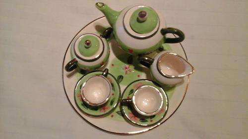 ABSOLUTELY DELIGHTFUL MINIATURE TEA SET ON A TRAY. 2 CUPS & SAUCERS, SUGAR BOWL,MILK JUG & TEA POT