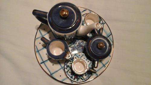 ABSOLUTELY DELIGHTFUL MINIATURE TEA SET ON A TRAY. 2 CUPS & SAUCERS, SUGAR BOWL,MILK JUG & TEA POT