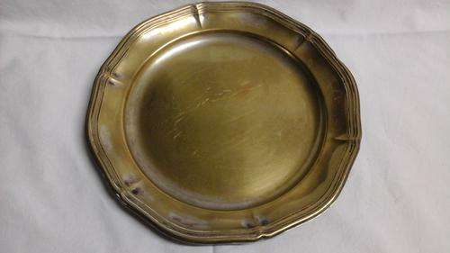 ELEGANT ROUND VINTAGE EPNS SCALLOPED EDGED SERVING PLATTER. LOVELY ADDITION TO ANY DINNER PARTY