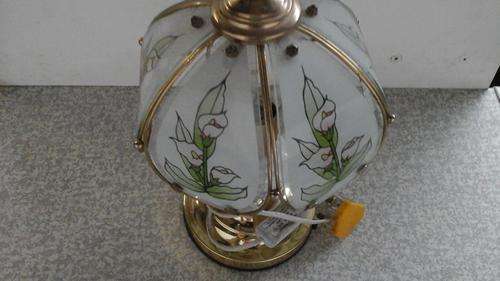 GORGEOUS BRASS AND GLASS COMBINATION. PRETTY FLORAL DESIGN AND THIS VINTAGE LOOKING TABLE LAMP