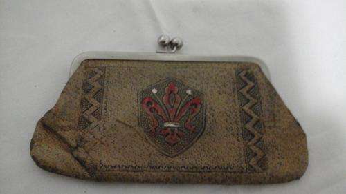AN ELEGANT DAINTY BROWN LEATHER LOOKING VINTAGE CLUTCH PURSE. REALLY STUNNING!