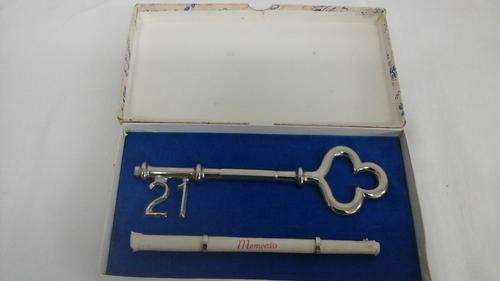 BEAUTIFULLY VINTAGE GIFT BOXED 21ST KEY. STILL IN ITS ORIGINAL BOX. NESTLED ON  A BLUE BACKGROUND
