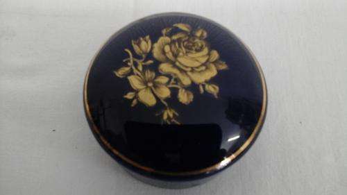 EXQUISITE VINTAGE HOLLOHAZA HUNGARY PORCELAIN ROUND TRINKET BOX. DATED 1831!