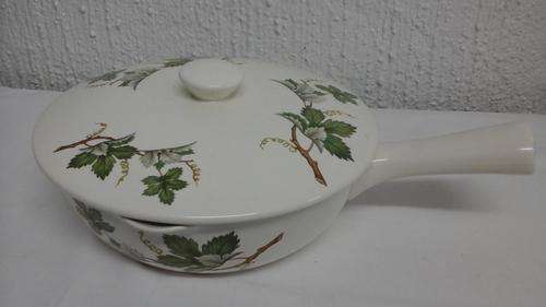 MAGNIFICENT VILLEROY AND BOSCH IVY PATTERNED CASSEROLE DISH WITH LID. HARDLY USED
