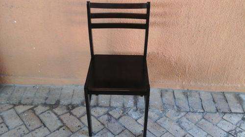 6 STURDY DARK STAINED/VARNISHED WOODEN KITCHEN/DINING ROOM CHAIRS. PERFECT CONDITION