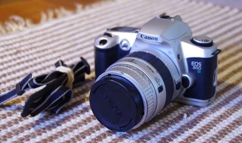 Canon 500N film camera working needs batteri, photos show exact kit, lens only works in manual mode.