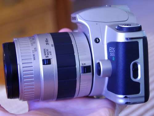 Canon 500N film camera working needs batteri, photos show exact kit, lens only works in manual mode.