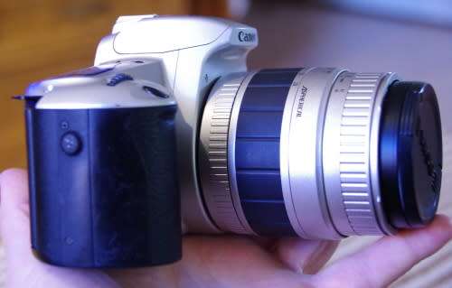 Canon 500N film camera working needs batteri, photos show exact kit, lens only works in manual mode.