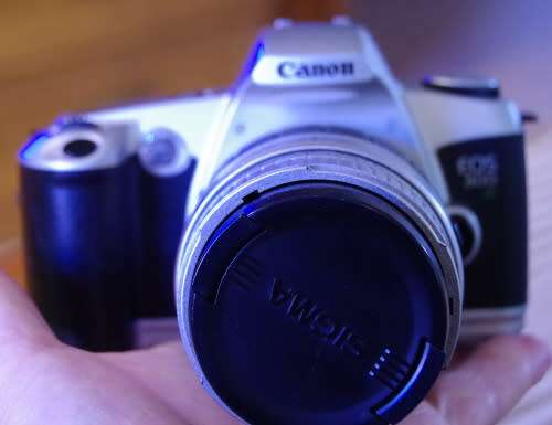 Canon 500N film camera working needs batteri, photos show exact kit, lens only works in manual mode.