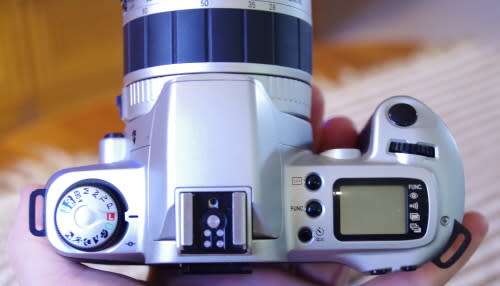 Canon 500N film camera working needs batteri, photos show exact kit, lens only works in manual mode.