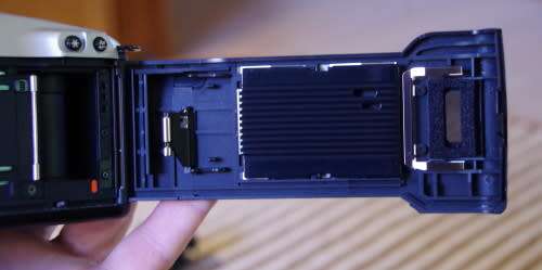 Canon 500N film camera working needs batteri, photos show exact kit, lens only works in manual mode.