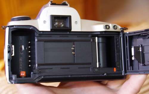 Canon 500N film camera working needs batteri, photos show exact kit, lens only works in manual mode.
