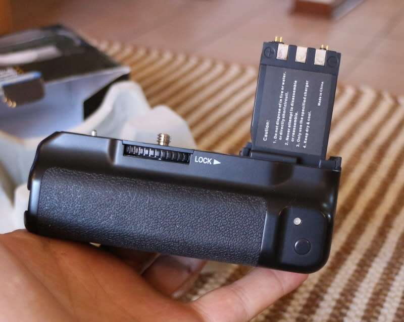 Battery pack for Canon 350D 400D, photos show item on sale, has built in battery pack, has charger.