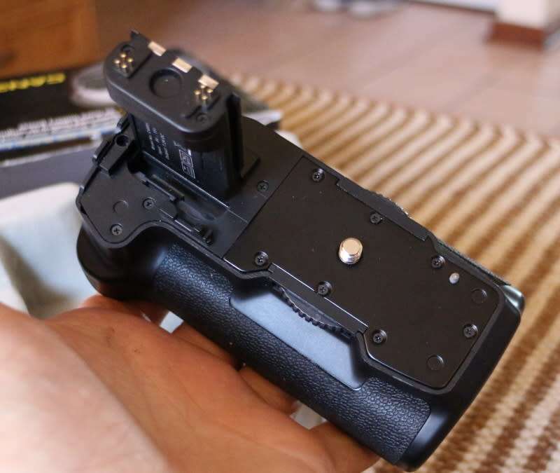 Battery pack for Canon 350D 400D, photos show item on sale, has built in battery pack, has charger.