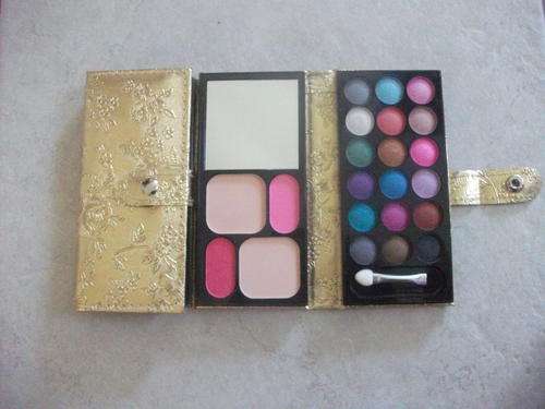 TRAVEL MAKE UP SET
